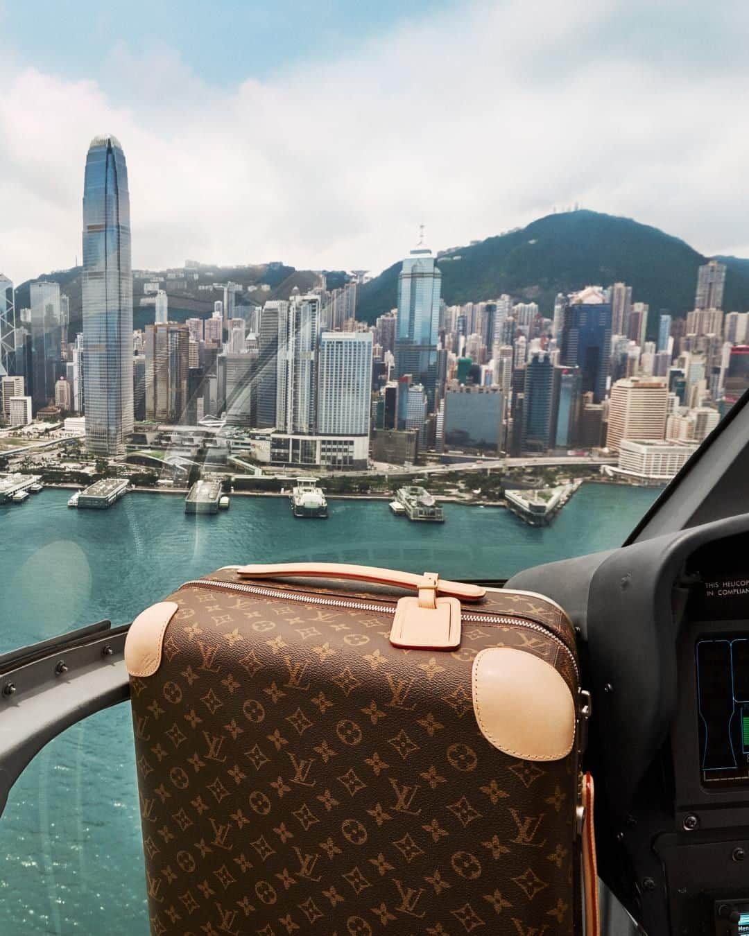 のインスタグラム：「For 21st century travelers. In a wide range of sizes and styles, the #LouisVuitton Horizon Collection combines innovation with savoir-faire. See the full luggage line via link in bio.」
