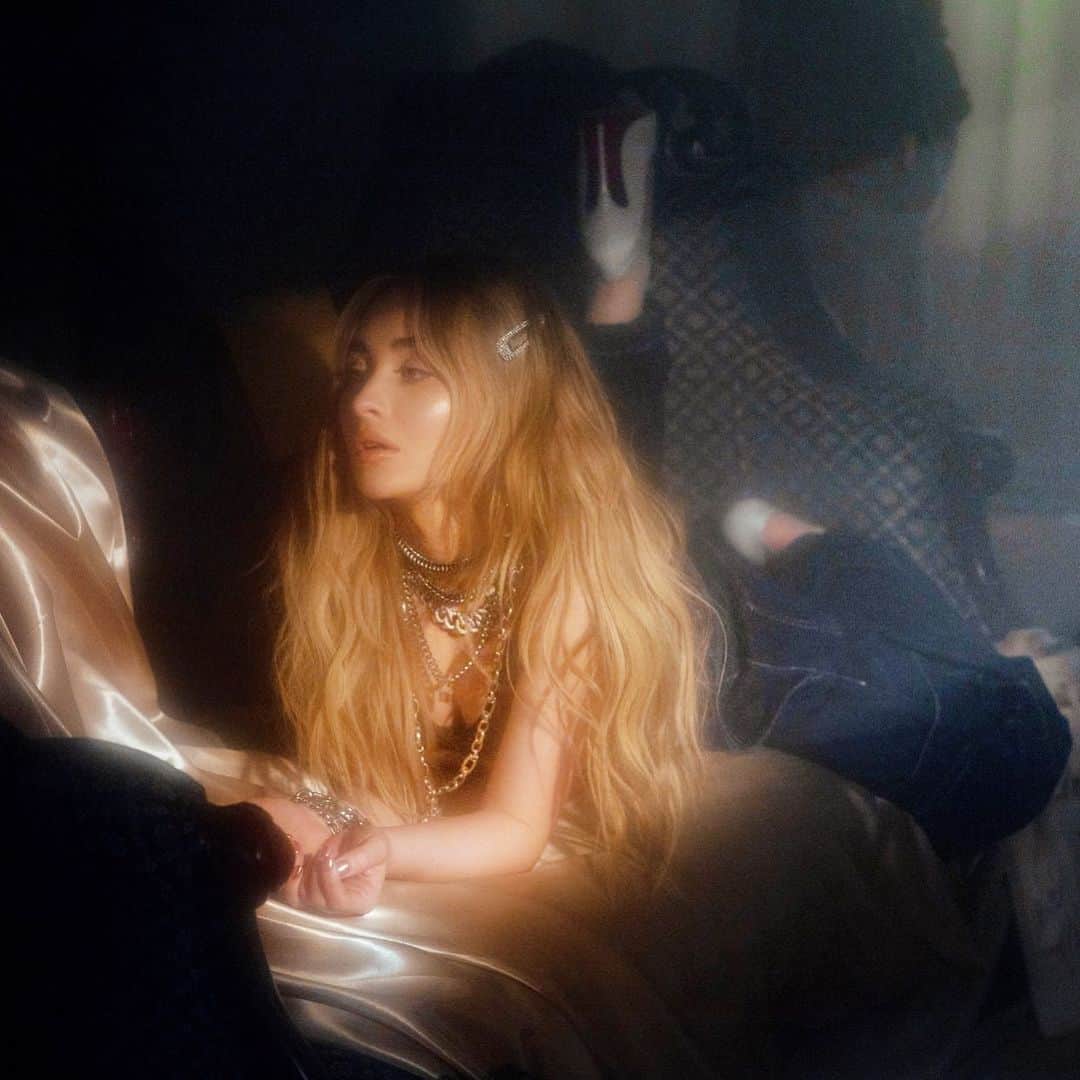 サブリナ・カーペンターのインスタグラム：「i’m still in my bed about it  link in bio」