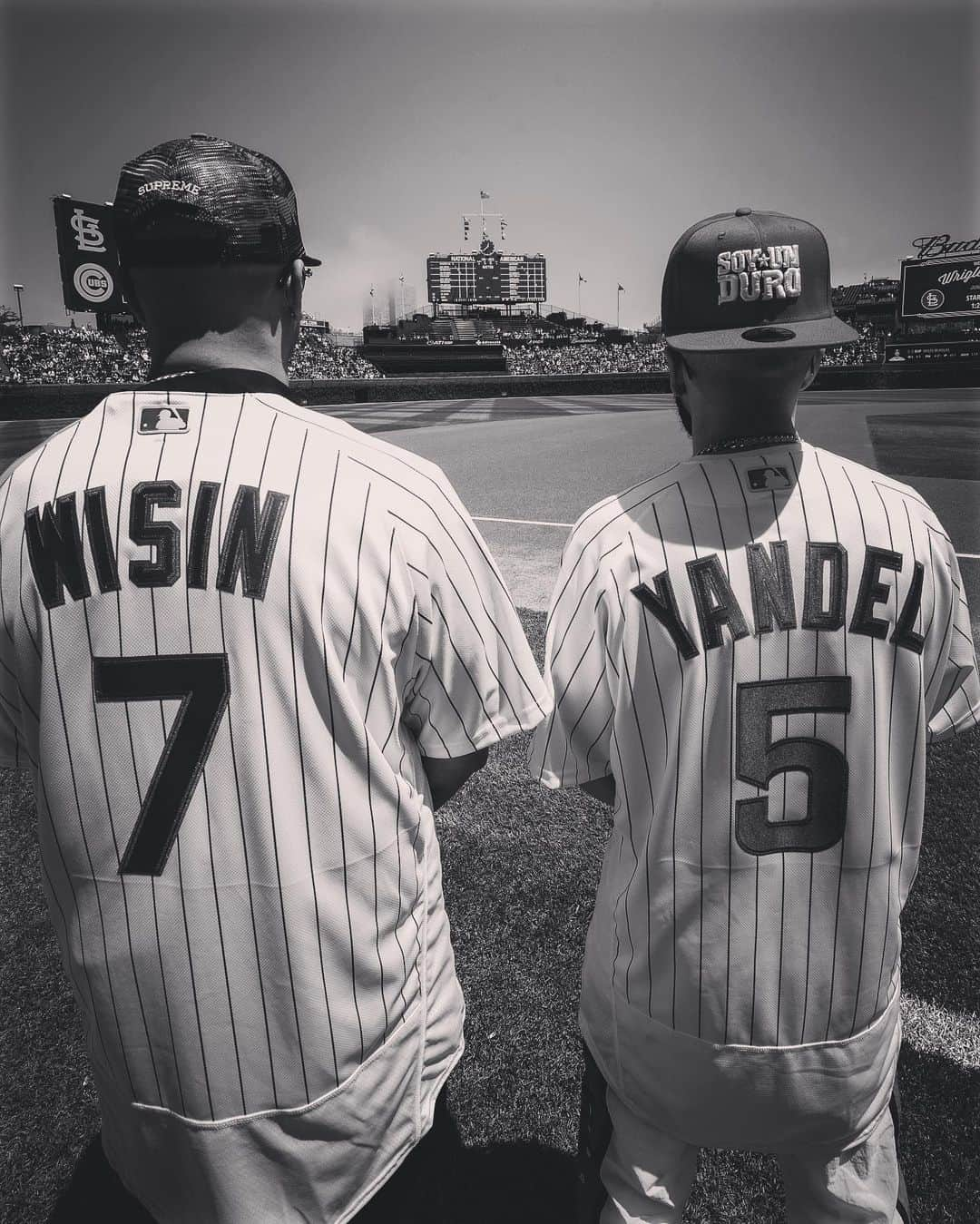 ウィジンさんのインスタグラム写真 - (ウィジンInstagram)「LEGENDARIOS @wisinyyandel 👽👽 #wrigleyfield #chicago #cubs @cubs」6月8日 4時02分 - wisin