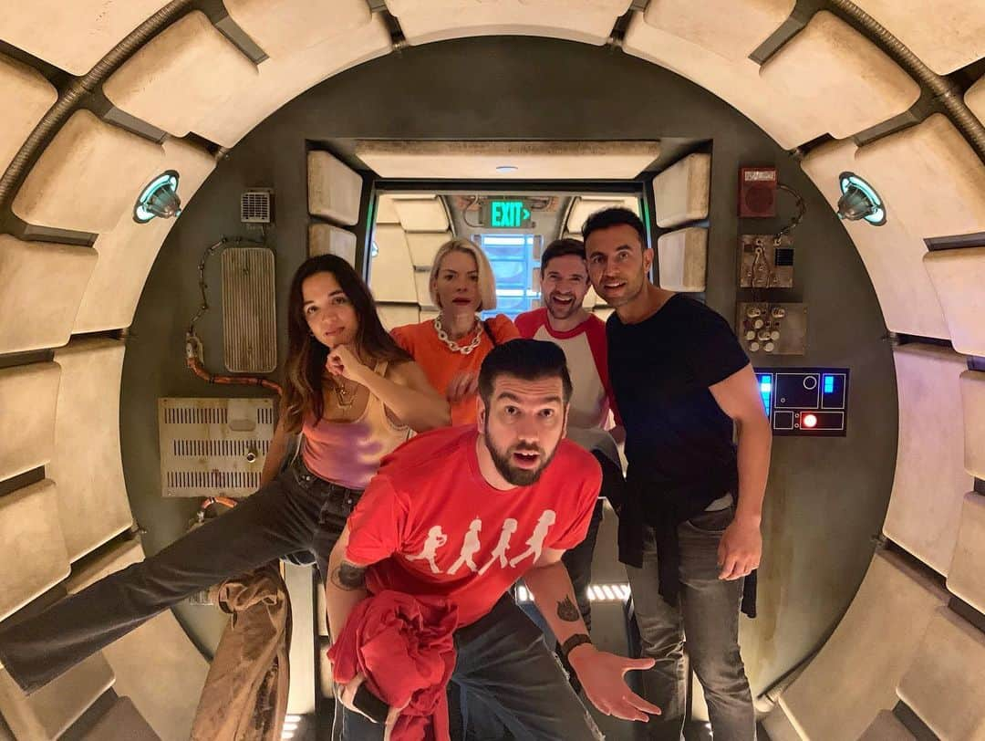 カイル・ニューマンさんのインスタグラム写真 - (カイル・ニューマンInstagram)「Yesterday I had the most incredible day at @disneyland with family & friends. #Starwars #GalaxysEdge is a verified dream come true!!! Since I was a boy, I’ve been waiting to visit that galaxy far, far away. Now it’s real. All of it. #disneyland #blackspireoutpost SWIPE」6月8日 4時02分 - kyle_newman