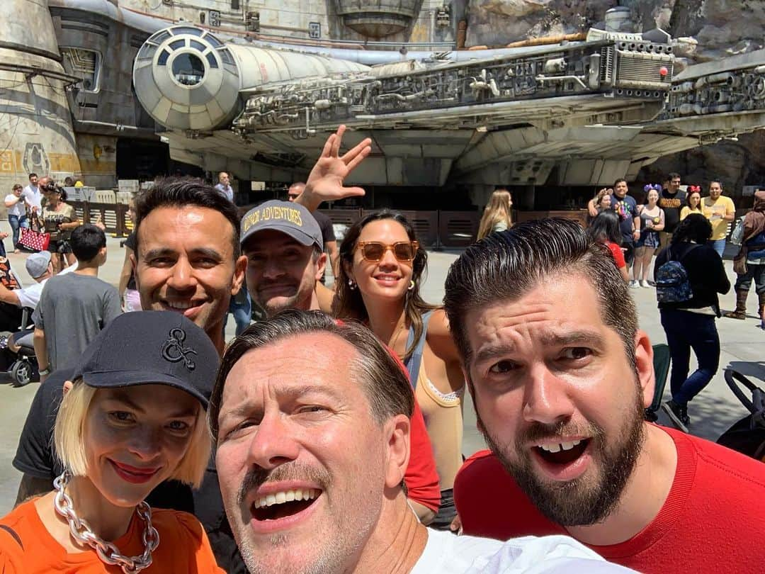 カイル・ニューマンさんのインスタグラム写真 - (カイル・ニューマンInstagram)「Yesterday I had the most incredible day at @disneyland with family & friends. #Starwars #GalaxysEdge is a verified dream come true!!! Since I was a boy, I’ve been waiting to visit that galaxy far, far away. Now it’s real. All of it. #disneyland #blackspireoutpost SWIPE」6月8日 4時02分 - kyle_newman