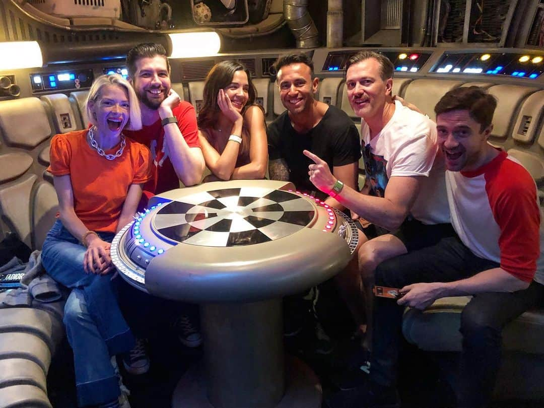 カイル・ニューマンさんのインスタグラム写真 - (カイル・ニューマンInstagram)「Yesterday I had the most incredible day at @disneyland with family & friends. #Starwars #GalaxysEdge is a verified dream come true!!! Since I was a boy, I’ve been waiting to visit that galaxy far, far away. Now it’s real. All of it. #disneyland #blackspireoutpost SWIPE」6月8日 4時02分 - kyle_newman