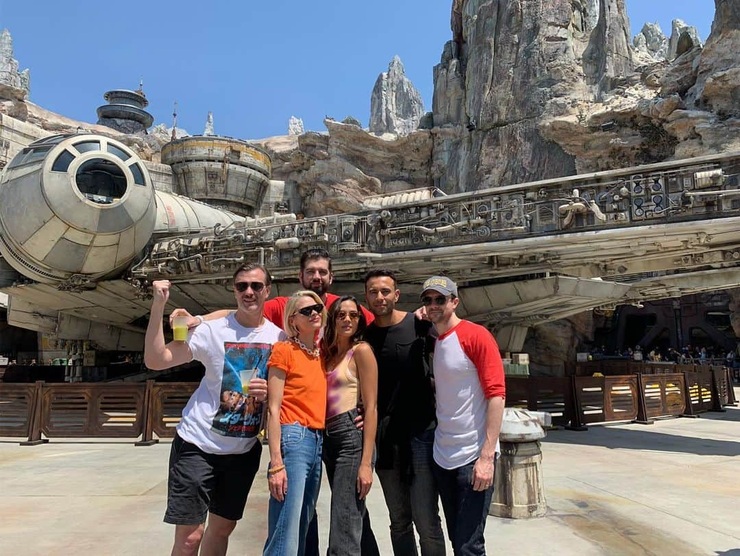 カイル・ニューマンさんのインスタグラム写真 - (カイル・ニューマンInstagram)「Yesterday I had the most incredible day at @disneyland with family & friends. #Starwars #GalaxysEdge is a verified dream come true!!! Since I was a boy, I’ve been waiting to visit that galaxy far, far away. Now it’s real. All of it. #disneyland #blackspireoutpost SWIPE」6月8日 4時02分 - kyle_newman