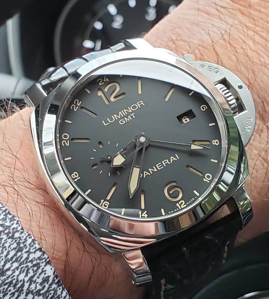 パネライのインスタグラム：「Time to switch it up from the black cased #Panerai and mix in some GMT love with the #PAM531 44mm Steel. Luminor Marina GMT. Pic by @jcsimone1 #paneraicentral」