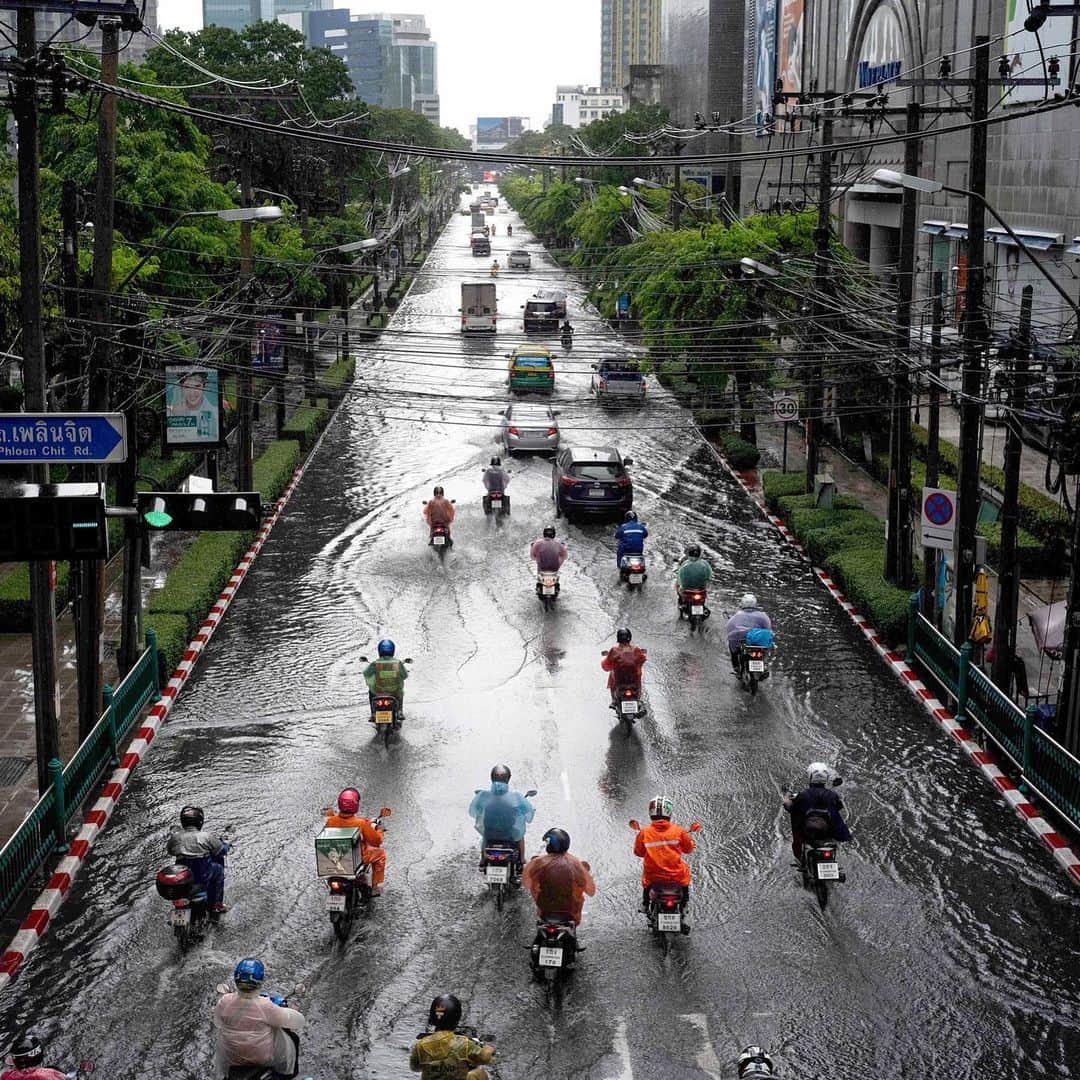 NBC Newsさんのインスタグラム写真 - (NBC NewsInstagram)「Motorists drive through a flooded street after heavy rain in #Bangkok on Friday. . 📷 Jewel Samad / @afpphoto」6月8日 4時03分 - nbcnews
