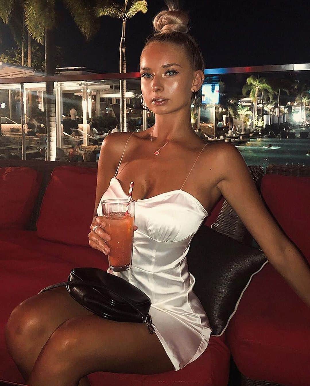Beginning Boutiqueさんのインスタグラム写真 - (Beginning BoutiqueInstagram)「Drinks with the gals 🍹 How amazing does the Fawn Mini Dress White Satin look on @avalonnadfalusi! Tap to shop babes!」6月8日 4時24分 - beginningboutique