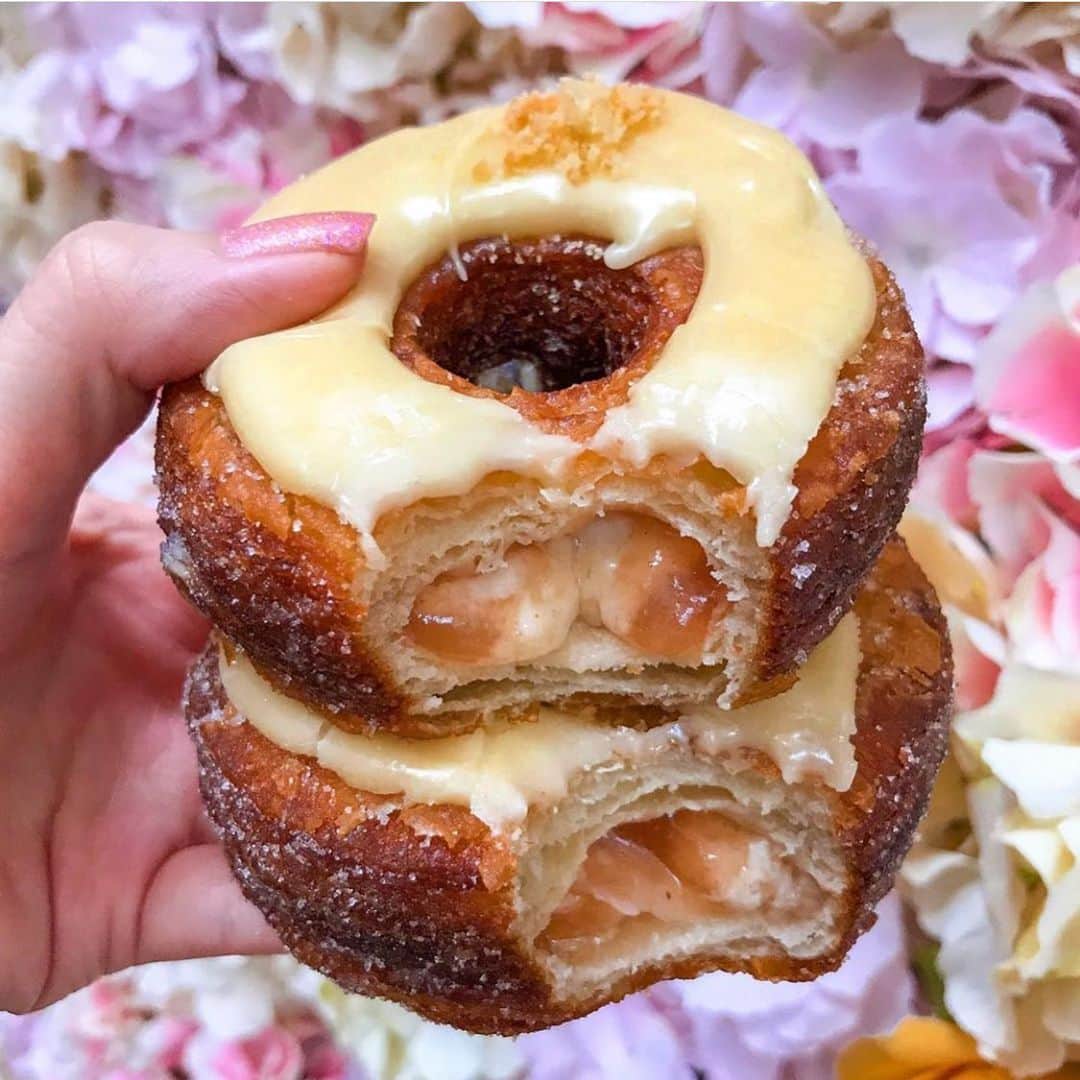DOMINIQUE ANSEL BAKERYさんのインスタグラム写真 - (DOMINIQUE ANSEL BAKERYInstagram)「How we celebrate National Doughnut Day. Our Peach Pancake Cronut® for the month of June in Soho, filled with homemade peach jam and creamy pancake ganache. (📸 regram from @feedyourgirlfriend) #nationaldoughnutday」6月8日 4時27分 - dominiqueansel