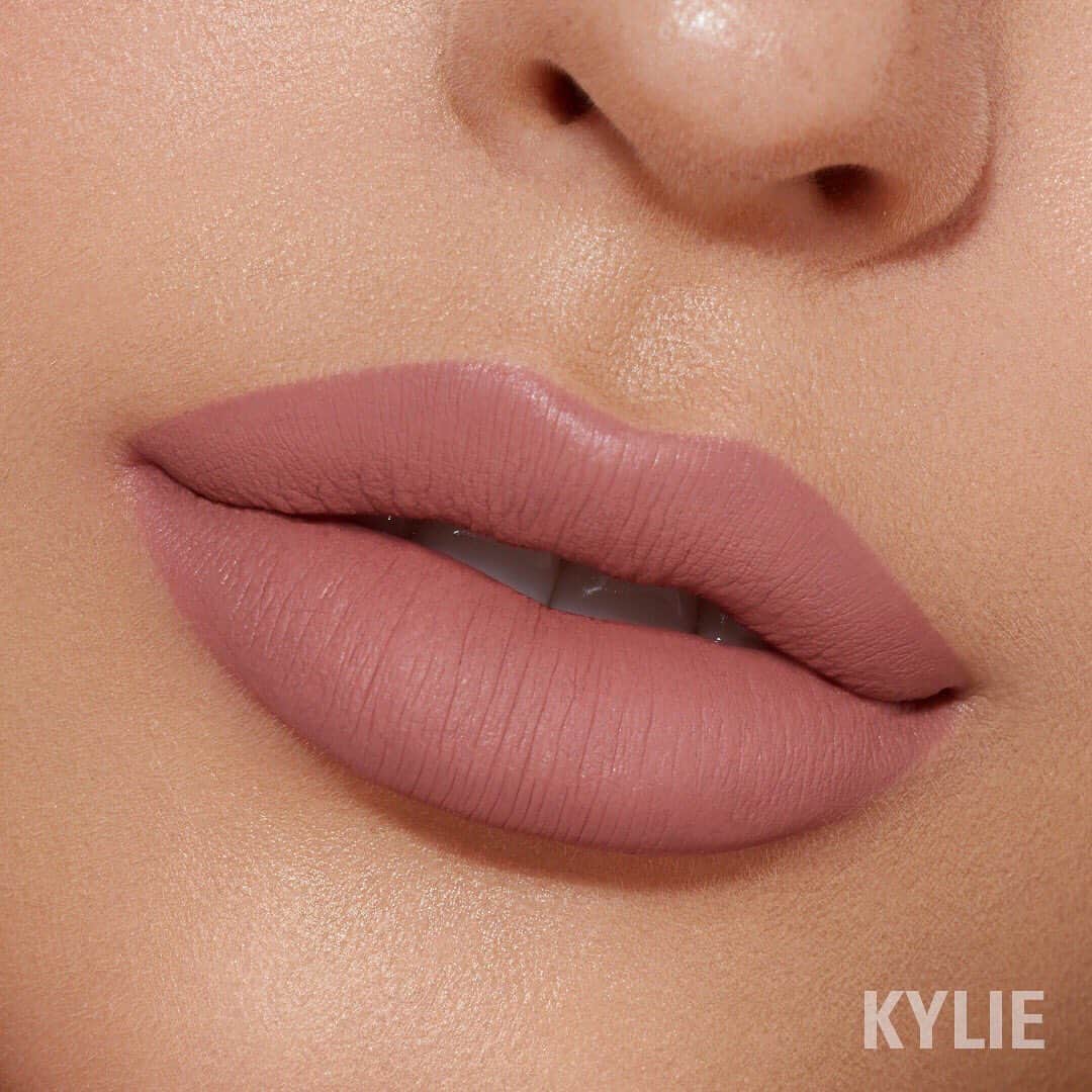Kylie Cosmeticsさんのインスタグラム写真 - (Kylie CosmeticsInstagram)「BARE matte lip kit 💋 available now with Posie K velvet lip kit ✨ KylieCosmetics.com」6月8日 4時28分 - kyliecosmetics