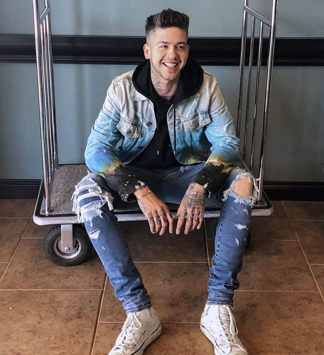 T・ミルズさんのインスタグラム写真 - (T・ミルズInstagram)「Me and all my emotional baggage 🧳 wyd this weekend?」6月8日 4時28分 - travismills