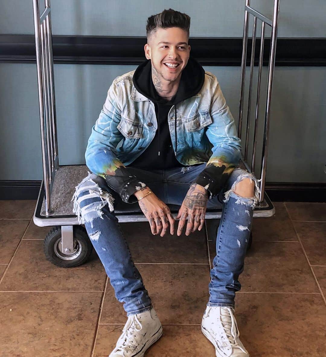 T・ミルズのインスタグラム：「Me and all my emotional baggage 🧳 wyd this weekend?」