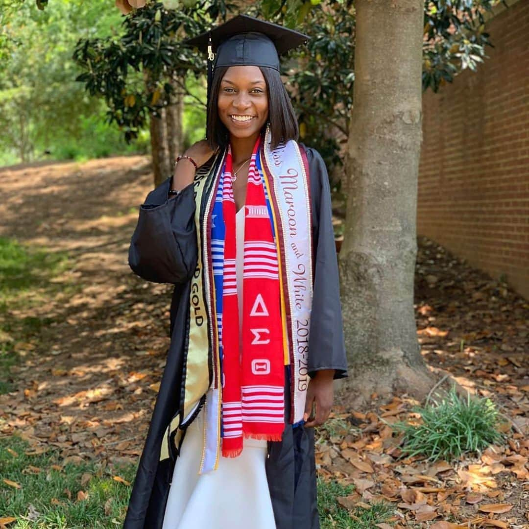 ミシェル・オバマさんのインスタグラム写真 - (ミシェル・オバマInstagram)「This resilient and hardworking young lady is Anta Nije. I first met Anta back in 2015 when I spoke at King College Prep’s graduation on the South Side of Chicago. Three years later, I caught up with Anta in Atlanta while talking to a group of college students during my #IAmBecoming book tour. A first-generation college student, she graduated just last month from @Spelman_College where she studied political science and journalism. While at Spelman, she hosted a podcast, mentored first-year students at Morehouse, joined Delta Sigma Theta Sorority, and became Miss HBCU. Now with her degree in hand, she’s taking her next step by interning at a fashion company in Paris and with a dream of one day building her own fashion brand.  I’m so proud of the person that Anta has become. She’s a terrific example of the many bright young people in our country working hard to lift up themselves and their families through education.  Now, I want to hear from you. Let’s give some love to all of the inspiring #Classof2019 graduates out there -- shout them out by tagging them in the comments below! #ReachHigher」6月8日 4時28分 - michelleobama