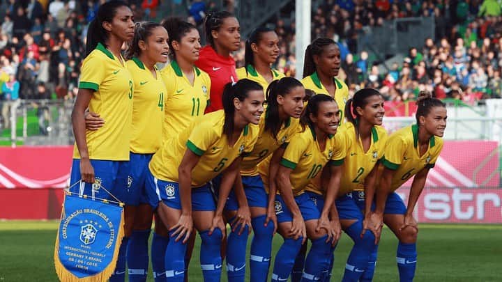 Claudia Leitteのインスタグラム：「Minhas meninas superpoderosas da Seleção Brasileira de Futebol Feminino, eu já tô aqui na torcida para que vocês brilhem muito nessa Copa do Mundo! ♥️ "Meu grito de guerra é o grito de gol, gol, gol!!". Vamos com tudo, mulheradaaaa! ⚽⚽⚽🏆 #copadomundofeminina2019」