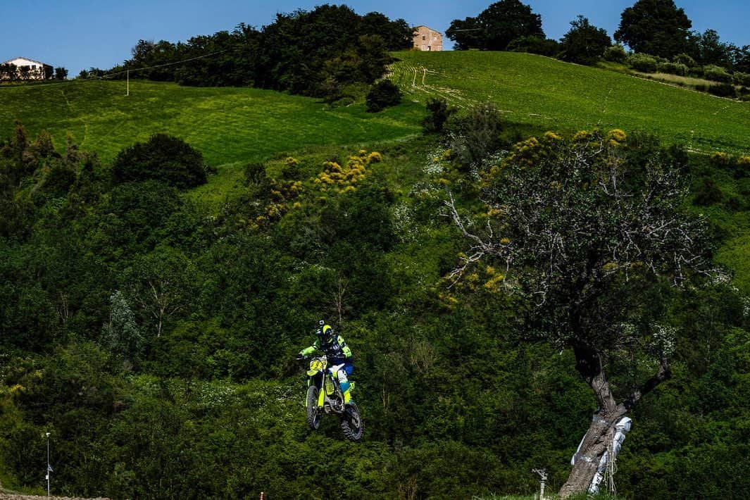 バレンティーノ・ロッシさんのインスタグラム写真 - (バレンティーノ・ロッシInstagram)「Finally we are back at Cavallara!great motocross day!what a track,my favorite around here 📸 @camilss」6月8日 4時44分 - valeyellow46