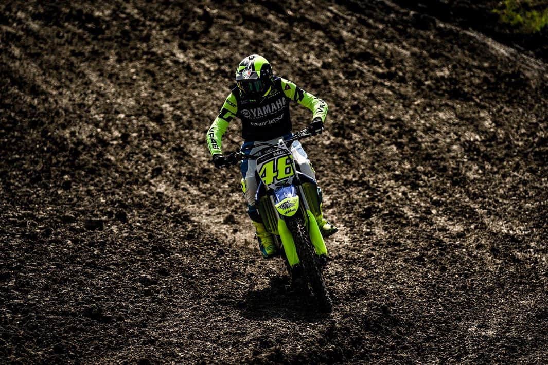 バレンティーノ・ロッシのインスタグラム：「Finally we are back at Cavallara!great motocross day!what a track,my favorite around here 📸 @camilss」