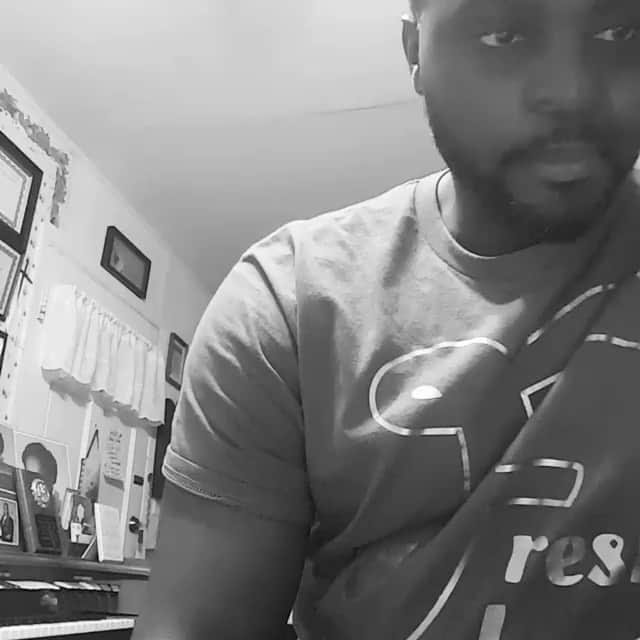デイミアン・リラードのインスタグラム：「I’m back in the studio working on music. As much as I love being in the booth, I also love using my platform to showcase under the radar MCs.  My #4BarFriday community is still going strong. Lots of under the radar MCs like @qmoshyn_rhymebook showing off their 🎙 skills every Friday. The best submissions get highlighted on @4BarFriday and my page. Follow @4BarFriday and tag someone you think should drop 4 Bars each Friday.」