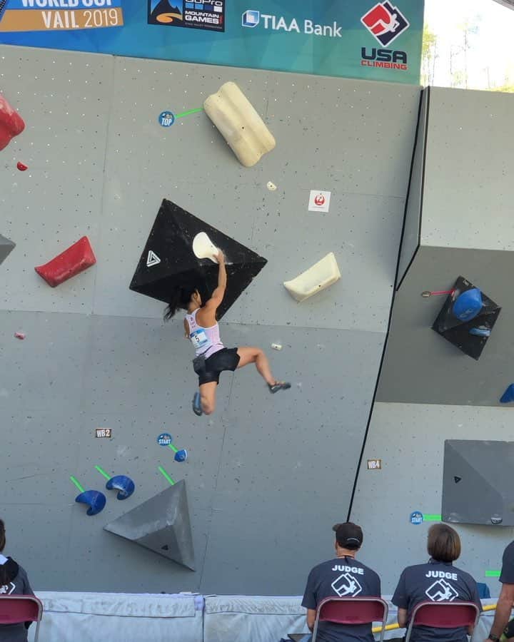 アラーナ・イップのインスタグラム：「Fun qualifier boulder from the Vail World Cup this morning. Psyched to be moving onto semi finals with fellow Canadian @allisonvest tomorrow 🇨🇦💜 ⠀⠀⠀⠀⠀⠀⠀⠀⠀ Video @mccollsean ⠀⠀⠀⠀⠀⠀⠀⠀⠀ @arcteryx @scarpana」