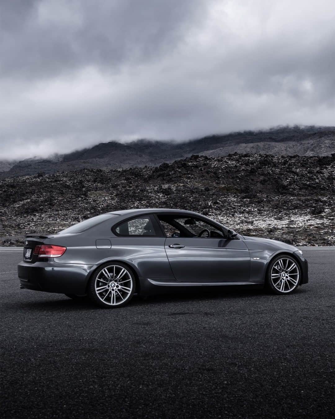BMWのインスタグラム：「A simply particular, powerful presence. The fifth generation of the BMW 3 Series. #BMWrepost @gautamjanaphotos #BMW #3Series」