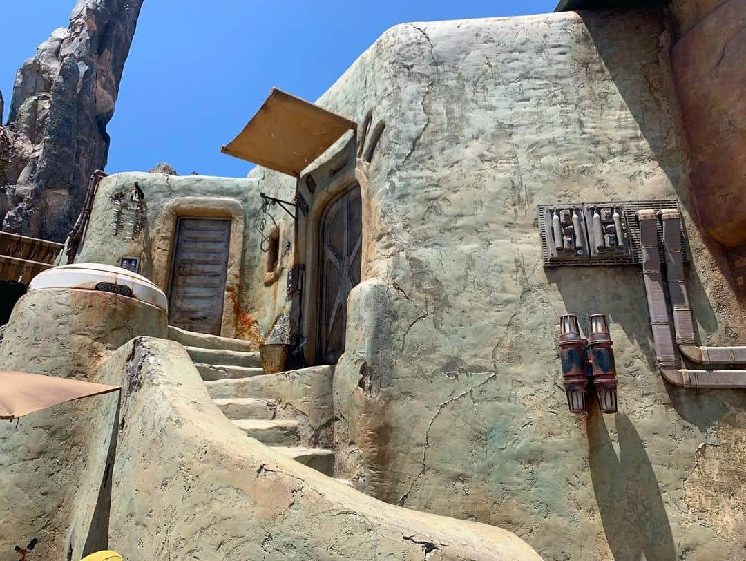 カイル・ニューマンさんのインスタグラム写真 - (カイル・ニューマンInstagram)「A few more pics and vids of #GalaxysEdge at #Disneyland. The detail is so impressive and the Easter eggs are everywhere! Can’t wait to return to this amazing new land! #starwars」6月8日 5時04分 - kyle_newman