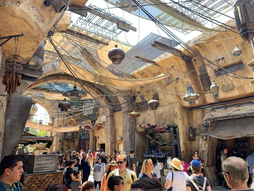 カイル・ニューマンさんのインスタグラム写真 - (カイル・ニューマンInstagram)「A few more pics and vids of #GalaxysEdge at #Disneyland. The detail is so impressive and the Easter eggs are everywhere! Can’t wait to return to this amazing new land! #starwars」6月8日 5時04分 - kyle_newman