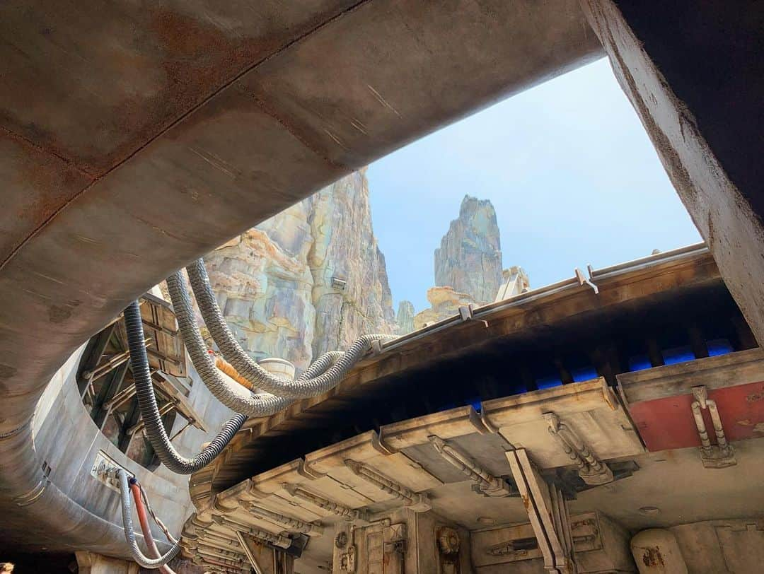 カイル・ニューマンさんのインスタグラム写真 - (カイル・ニューマンInstagram)「A few more pics and vids of #GalaxysEdge at #Disneyland. The detail is so impressive and the Easter eggs are everywhere! Can’t wait to return to this amazing new land! #starwars」6月8日 5時04分 - kyle_newman