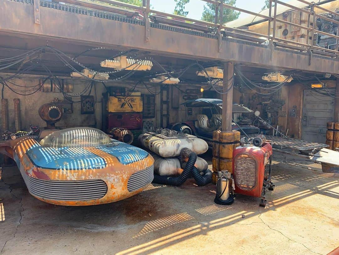 カイル・ニューマンさんのインスタグラム写真 - (カイル・ニューマンInstagram)「A few more pics and vids of #GalaxysEdge at #Disneyland. The detail is so impressive and the Easter eggs are everywhere! Can’t wait to return to this amazing new land! #starwars」6月8日 5時04分 - kyle_newman