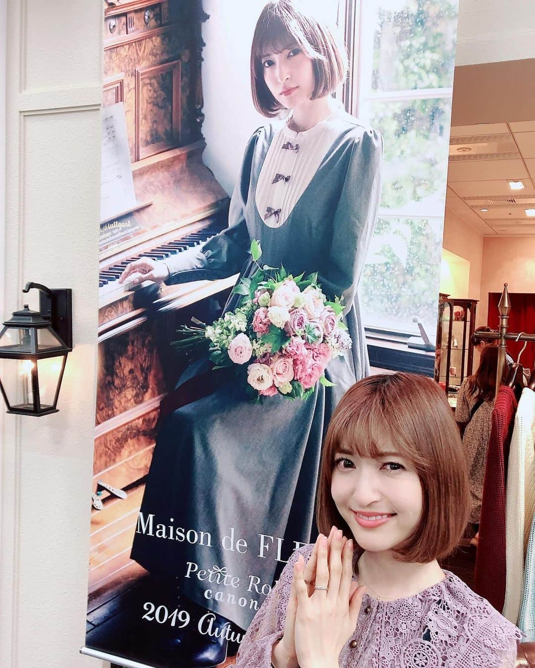 美人百花さんのインスタグラム写真 - (美人百花Instagram)「Maison de FLEUR秋の展示会へ行ってきました🙋‍♀️ 8月下旬にデビューする神田沙也加さんが手がける新レーベル「Maison de FLEUR Petit Robe canone」のお披露目でご本人にお会いすることができました💓  ブランド名の「canone」（カノン）は、 〜同じ旋律を一定の間隔をあけて演奏するという意味を示す音楽用語〜なんですって🎼🎷 「淑女の休日」をテーマに、襟付きや繊細なレースアイテムなど、クラシカルで女性らしいアイテムが豊富です✨👗 中でも、神田さんオススメは写真２枚目のナポレオンジャケット風のニットカーデ😆💕 どの商品もこだわりがたっぷり詰まっていました🤗 発売が待ち遠しいです😆  #MaisondeFLEUR #秋の展示会 #8月下旬デビュー #神田沙也加 さん#MaisondeFLEURPetitRobecanone #お披露目 #canone #カノン #淑女の休日」6月7日 20時14分 - bijinhyakka