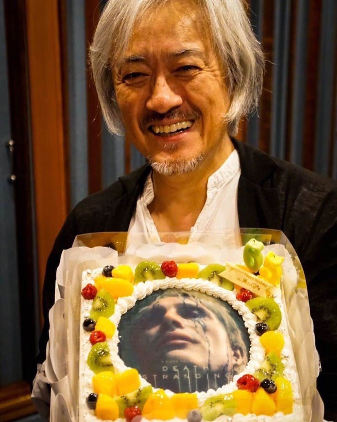 マッツ・ミケルセンさんのインスタグラム写真 - (マッツ・ミケルセンInstagram)「🇯🇵 "We all celebrated Yamaji san’s birthday with Mads cake. Happy birthday👍🌈🦀🦀🐟🐬☔️👶💀🎉🎂 " - Hideo Kojima.」6月7日 20時14分 - theofficialmads