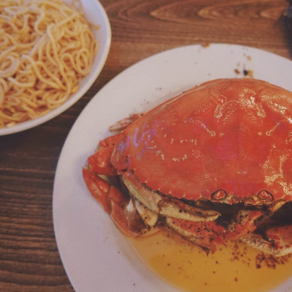 平井喜美さんのインスタグラム写真 - (平井喜美Instagram)「🦀Dungeness Crab  サンフランシスコ名物の🦀ダンジネスクラブで大人気のお店♡ 📍#crustacean カニのロースト。これがガーリックとブラックペッパーが効いて病み付き悶絶美味しい♡ 一緒にオーダーするといいらしい、ガーリックヌードルをこのオイルに絡めて食べるの最高過ぎました♡ もう食べたい♡ 美味し過ぎて🦀おかわりしました♡  #sanfrancisco #california #sanfranciscotrip #visitsf #サンフランシスコ #カリフォルニア #サンフランシスコ旅行#アメリカ #パケットパック海外オプション」6月7日 20時10分 - yoshimi1111