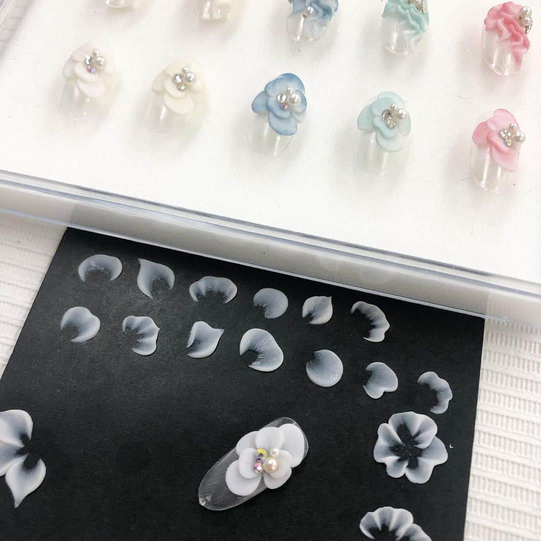 山名未紗さんのインスタグラム写真 - (山名未紗Instagram)「#3Dnail﻿ 3D nail art﻿ ﻿ #LBベージュブラシ﻿ 今までになかったブラシ﻿ ﻿ デザインスカルプチュアブラシですが﻿ しなやかなブラシで﻿ 3D artのグラデーションも﻿ ブラシを屈伸させるだけで﻿ 簡単に作ることができます😳﻿ ﻿ 13.5mの毛丈﻿ 繊細な筆先…﻿ ﻿ 取り扱いは丁寧に丁寧に﻿ お願い致します。﻿ ﻿ とても上質なコリンスキー100%ブラシです。﻿ 万が一ブラシが割れてしまった！という方は﻿ 筆下ろしや取り扱いによるものと考えられます。﻿ ﻿ #LBホワイトパウダー は﻿ 90%セミオペークなので﻿ 美しいグラデーションが可能です🥰﻿ ﻿ ﻿ ______________________________﻿ ﻿ 【3D nail art セミナー】﻿ 6月10日(月) 大阪﻿ @nailpartner_osaka  11月11日(月)新宿﻿ @nailpartner_ebisu_  年内の3D artセミナーの開催は以上となります。﻿ ご予約はネイルパートナー様まで。﻿」6月7日 20時12分 - misa_yamana