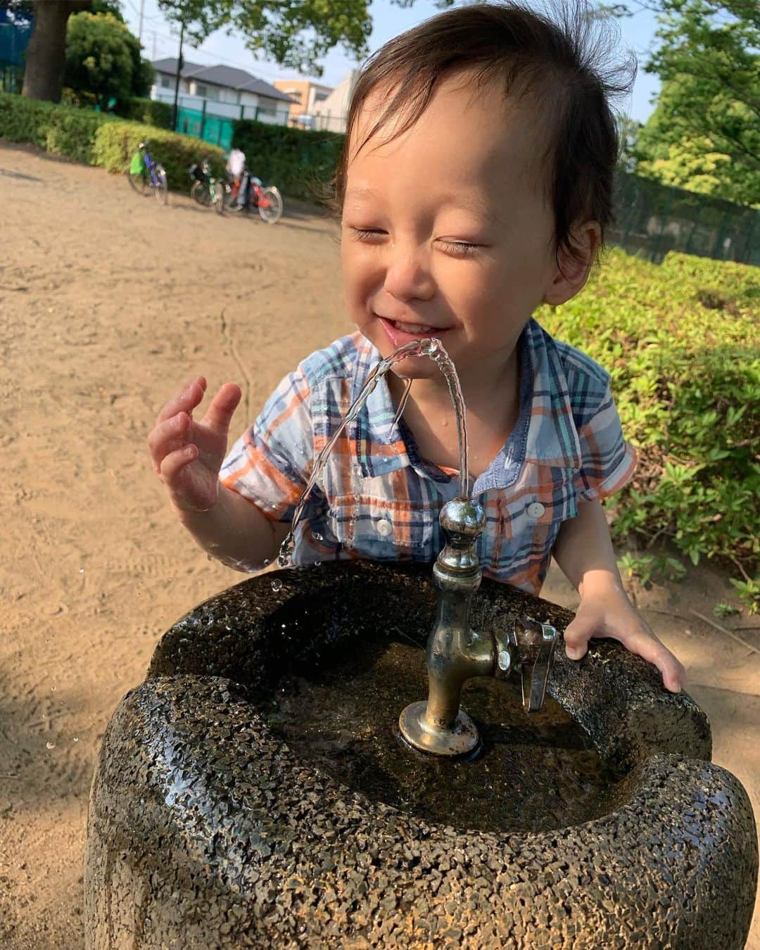 下田美咲さんのインスタグラム写真 - (下田美咲Instagram)「最近の息子は水飲み場に夢中。  #1歳8ヶ月  #公園遊び」6月7日 20時22分 - shimodamisaki815