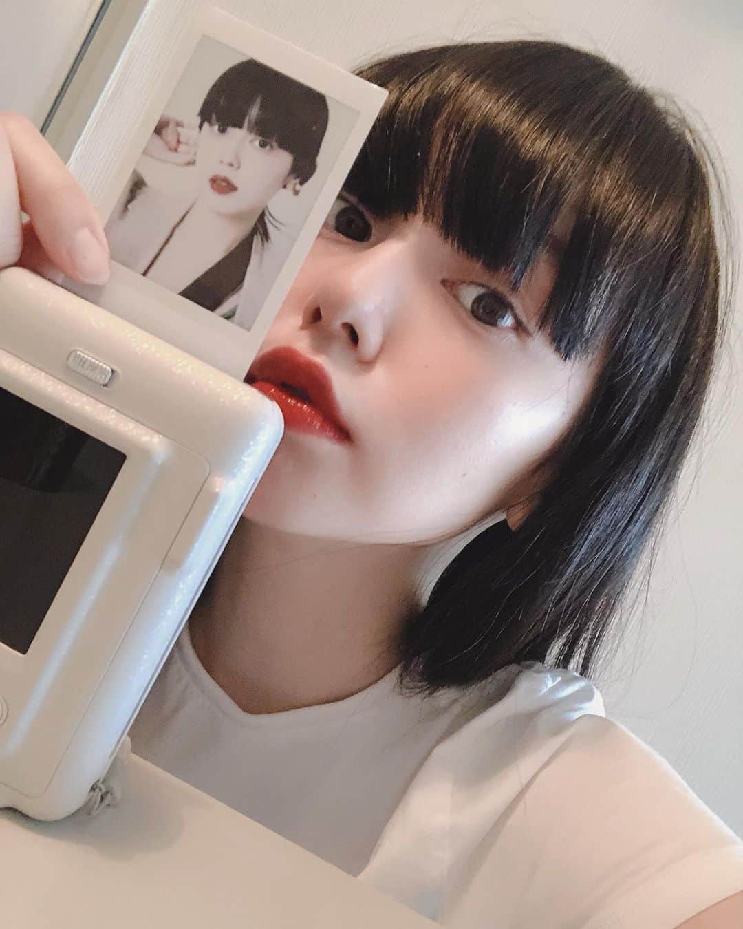 のインスタグラム：「もう、すっっっごいの出ます。。！ これ、FUJIFILMさんからいただいた6/12に発表される、新しいチェキなのですが、、！ 昔から見てくれてる人は知っていると思うけど、ピンクのチェキのイメージモデルをさせていただいてから、たくさん新製品が出たけど、それらのすべてのいいとこ取りしたような、最終形態？ラスボス？というような、史上最強チェキです😭 ‌ まだ全貌をお見せできないのが残念だけど、えっ何その機能！みたいなのがついてます。。。！ ヒントは、液晶付きで、、それだけじゃなくて、、、人を幸せにする機能というか、、！🥺 ‌ これからいっぱい写真を撮って﻿ #新時代チェキでつくる私の10枚 に参加するので、投稿を楽しみにしていてください。 ‌ ちなみに、みなさんも参加できるプレゼントキャンペーンやってます。@cheki_instax をフォローして応募してみてください！新しいチェキの特徴を予想するクイズに答えると、このチェキが当たるよ！ ‌ #instax #Newinstax #Neweranewinstax #Give10withNewinstax #新時代チェキ」