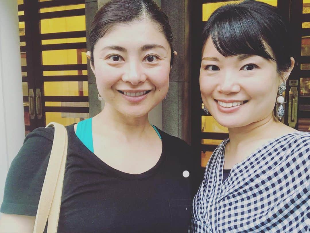 間々田佳子のインスタグラム：「今日は名古屋から 顔ヨガインストラクターyukaちゃんがプライベートレッスンに来てくれました！✨ 名古屋の皆さんは是非彼女のレッスンへGO💪 間々田メソッド伝授しています❣️ 気をつけて帰ってね！  #間々田佳子  #顔ヨガ東京 #顔ヨガ名古屋」