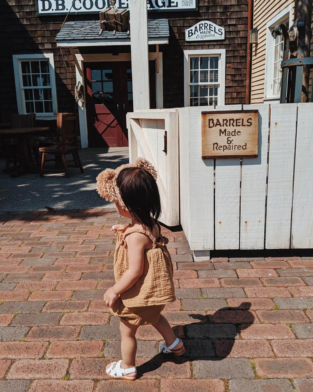 孫きょうさんのインスタグラム写真 - (孫きょうInstagram)「小さい子供のつま先立ちって可愛くて大好き🥰 梅雨入りやだなぁー☔️﻿ 家にいると秒で散らかる荒れ放題🦖笑﻿ ﻿ 熱で体調崩していたれおが復活、﻿ あんちゃんはすこぶる元気👀﻿ ﻿ 抱っこちゃんでママっ子な性格には振り回されてばっかりだけど、 産まれてから突発の1回しか体調崩してない丈夫な身体には本当助かる🙏🏻」6月7日 20時27分 - sonkyou1013