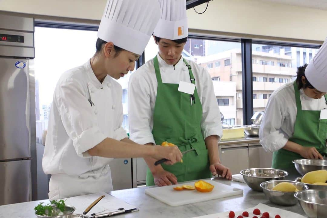 神戸製菓専門学校（公式）さんのインスタグラム写真 - (神戸製菓専門学校（公式）Instagram)「🌈製菓衛生師科（昼１年制）🌈 オレンジとマンゴー、ラズベリーを使って#1人1台 フルーツタルト作り💞午前中にしっかりフォンサージュ（生地の敷き込み）の練習をしたので自信をもって挑めました❗️フルーツカットも個別で先生からレクチャーしていただきましたよ〜🍊😌少人数＆担任制で1人ひとりみっちり教えてもらえます❗️ #神戸製菓 #製菓衛生師科 #フルーツタルト #神戸製菓専門学校 #マンゴー #オレンジ #タルト #パティシエ #お菓子作り #お菓子作り好きな人と繋がりたい #パティシエカメラ部 #パティシエール #製菓学校 #三ノ宮 #神戸 #神戸カフェ #三宮カフェ #カフェ好き #カフェスタグラム #instagood #いいね返し #pattistagram2019」6月7日 20時27分 - kobeseika_info