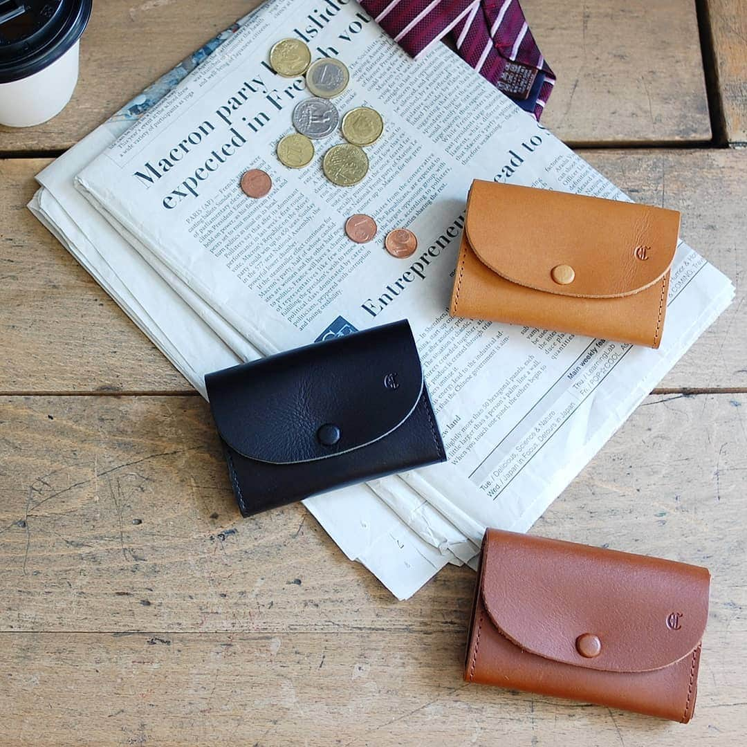 CLEDRAN_JAPANさんのインスタグラム写真 - (CLEDRAN_JAPANInstagram)「コンパクト財布でスマートなお出掛けを  BEAU DOUBLE COIN CASE 現金を持ち歩かないからお財布は小さい方が良い。ちょっとした現金とカードだけ入るセカンド財布が欲しい。そんな方に朗報です！  フラップを開けると、スナップブタン付きのポケットとフリーポケットが。 カードがちょうど収まるコンパクトサイズのお財布はかさ張らず、ポケットに入れてちょっとそこまで。にもぴったりです。  4つ折りにすればお札も収納可能。カードケースとして、コインケースとして、小物入れとして・・・使い方はあなた次第。  1つ持っておくと便利なコンパクトサイズ。飽きの来ないシンプルなデザインなので、ユニセックスでお使いいただけます。  父の日のギフトとしてもオススメです！ . --------------------------- ＼豊富な写真で詳しくチェック！／ CLEDRAN online store @cledran_japan プロフィールページURL>LADIES>ONLINE STORE . ＼来て見て触って確かめられる／ CLEDRAN shop list 大阪本店 @cledran_osaka 東京店 @cledran_tokyo 名古屋ラシック店 @cledran_lachic . *各実店舗、オンラインストアで在庫状況は異なります。 気になる商品はお店に足を運ぶ前に電話で確認するのがオススメ。 商品によってはお取り寄せやお取り置きも承っています。 -------------------------- . #cledran#クレドラン#Cledran_japan#日本製#madeinjapan#革小物#革財布#小銭入れ#革#leathergoods#wallet#leatherwallet#smallleathergoods#コインケース#coincase#gift#父の日#fathersday」6月7日 20時28分 - cledran_japan