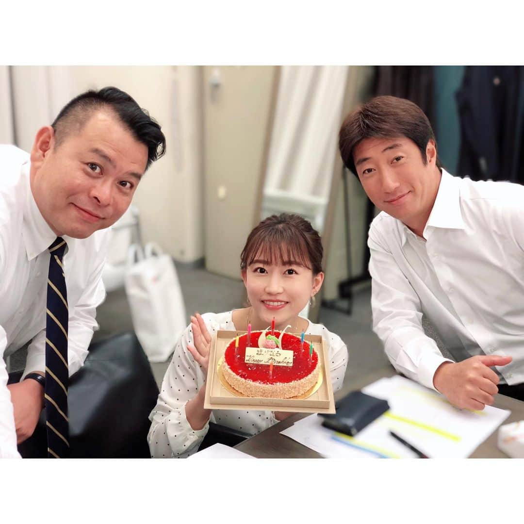 津田麻莉奈さんのインスタグラム写真 - (津田麻莉奈Instagram)「#JSPORTS #MLBイッキ見！ 【毎週金曜22:00〜22:45】 解説はMLBアナリストAKI猪瀬さん✨ 今夜のゲストは先週に続き、薮田安彦さんです‼️☺️ ⁑ なんと、本番前にサプライズで誕生日のお祝いをしていただきました😭💕AKIさん、薮田さん、JSPORTSの皆さま、ありがとうございます‼️ ⁑ 「MLBイッキ見！」は、 JSPORTS1で毎週無料放送✨ ぜひご覧下さいね🙌 番組HP👉 jsports.co.jp/baseball/mlb/ ⁑ ⁑ 🌼#衣装 👉 @tiensecoute ⁑ @jsports_yakyu  @jsports_official  #新番組 #MLB #メジャーリーグ  #野球 #野球好き  #AKI猪瀬 さん  #薮田安彦 さん #majorleague  #majorleaguebaseball  #衣装 #コーデ  #ootd #tiensecoute  #まりなる #津田麻莉奈」6月7日 20時29分 - tsudamarinal