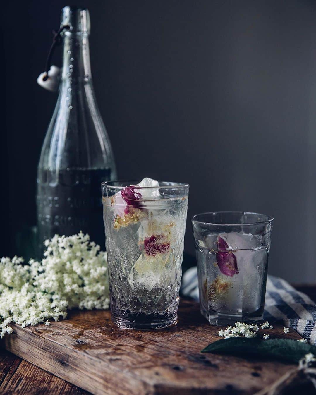 Our Food Storiesさんのインスタグラム写真 - (Our Food StoriesInstagram)「The elderflowers are in full bloom so what could be better than making some elderflower-syrup 🤗🌿Get the recipe on the blog, link is in profile. Happy Friday guys! #ourfoodstories  ____ #countrysidelife #gardeninspiration #elderflowersyrup #elderflowers #holunderblütensirup #germanfoodblogger #foodstylist #foodphotographer #gardeninspo #countrysidewalk #fellowmag #simplejoys #houseandgarden #saveurmag #momentsofmine」6月7日 20時29分 - _foodstories_