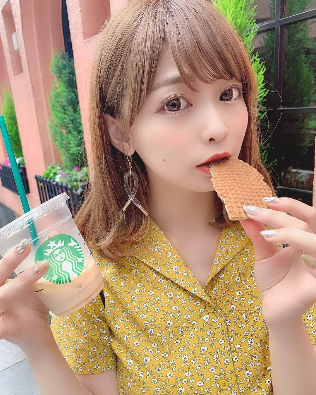 りなてぃさんのインスタグラム写真 - (りなてぃInstagram)「﻿ ﻿ ﻿ 毎日カフェラテ💓多いと1日2杯飲んでる🥤（笑）﻿ ﻿ ﻿ 明日！インスタライブを行います💓﻿ みんなが欲しいと思う「アクセサリー」が聞きたいっ！﻿ ぜひたくさん意見ください〜！！﻿ いっぱい考えておいてね🤫💓﻿ ﻿ ﻿ tops〻﻿ @fifth_store  skirt〻﻿ @fifth_store ﻿ あんまり黄色選ばないんだけどこれお気に入り🤤﻿ やっぱセットアップ好き〜...💓﻿ みんなはもう夏服、ゲットした？👐🏻﻿ ﻿ ﻿ ﻿ あっあと！沖縄でおすすめの﻿ 場所、食べもの、写真スポットあったら ぜひ教えてください〜🙏🏻💓！﻿ ﻿ ﻿ #ファッション #りなてぃーコーデ #セットアップ﻿ #スカート #花柄 #スタバ #スターバックスラテ ﻿ #fifth #fifthtl #フィフス #レトロフラワー開襟シャツ﻿ #レトロフラワーロングフレアスカート﻿ ﻿ ﻿」6月7日 20時35分 - rinatea_25