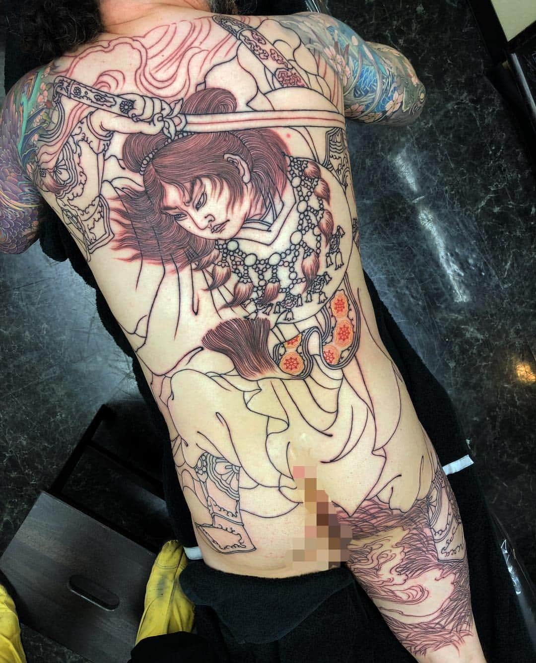 SHIGEさんのインスタグラム写真 - (SHIGEInstagram)「In progress,, Just started this “Yamatotakeru no mikoto” It was 2days lining,, still not finished,, but love it already,, Thank you Sai! Otsukaresama Deshita!  #shige #shigetattoo #shigeyellowblaze #yellowblazetattoo #黄炎 #日本武尊 #草薙剣 #日本神話 #倭健命 #ヤマトタケル #japanesetattoo #japaneseart #japanesemythology #japan #kusanaginotsurugi @bishoprotary #bishoprotary @inkeeze #inkeeze #dipcaps #bishopfamily #fusionink #fusioninkproteam」6月7日 20時35分 - shige_yellowblaze