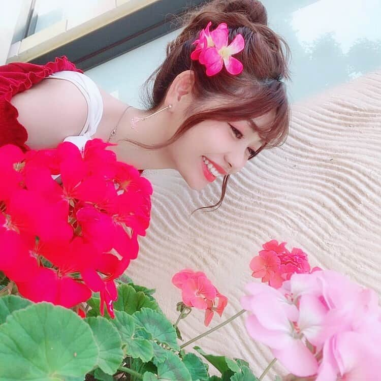 高橋里彩子さんのインスタグラム写真 - (高橋里彩子Instagram)「花に囲まれてお団子ヘア♥️﻿ ﻿ 両方にヘアアクセをつけてみたよ😊✨﻿ ﻿ ﻿ 夏っぽくお花💗﻿ ﻿ 赤いトップスきてるから赤いはーと🍓﻿ ﻿ 日差しも強まってきて、あっという間に夏本番😫🙌🏻﻿ ﻿ そんな時期におすすめしたいのが、﻿ 顔まわりをすっきり見せるお団子ヘア😋💞﻿ ﻿ 大人かわいいを叶えるお団子♡﻿ ﻿ ﻿ きっちり結びすぎずふわっと﻿ 崩すのがポイント🐰💕﻿ ﻿ ﻿ あとは逆毛を立ててわたしはお団子にしてるよ🐇💞﻿ ﻿ ﻿ お団子にするときは気にしながらやってみてね💗💗﻿ ﻿ ﻿ ﻿ ﻿ ﻿ ﻿ #お団子ヘア #お団子ヘアアレンジ #お団子アレンジ #お団子 #セルフアレンジ  #ヘアアレンジ #ヘアスタイル #モテアレンジ #ヘアメイク ﻿#ヘアアレンジ簡単 #ヘアアレンジやり方 #モテ髪 #女の子#可愛いヘアアレンジ #ヘアアレンジが好き #モテヘア #ロングヘアアレンジ #シンプルヘアアレンジ  #ズボラ女子#時短アレンジ#セルフヘアアレンジ#ヘアアレンジ大好き#愛されガール#大人可愛い#ヘアアイロン#簡単ヘアアレンジ#巻き髪#ヘアアレンジプロセス#かわいい女の子 #ローリエプレス」6月7日 20時35分 - konkonwanwan