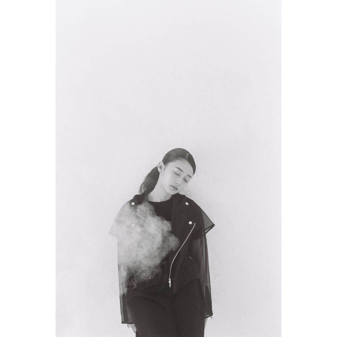 橘昌吾さんのインスタグラム写真 - (橘昌吾Instagram)「black  model @mitsuki__shiina photograph @osada__  hair & make @yamamotorisako  styling @shogo_tachibana  #film #ilford #photography #styling #works」6月7日 20時35分 - shogo_tachibana