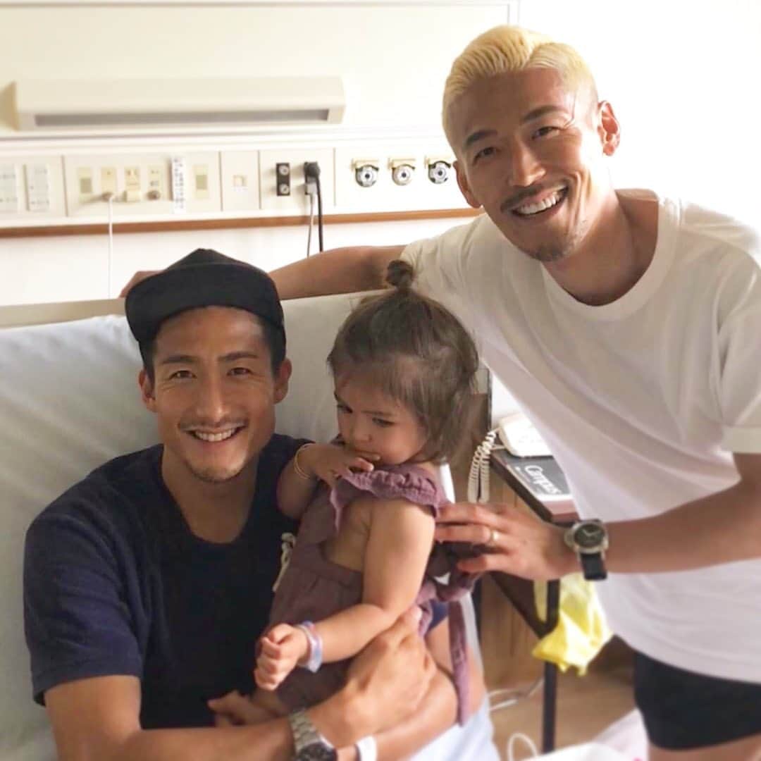 都倉賢のインスタグラム：「大好きなスゲのファミリーがお見舞いに来てくれました😊  ユースの時は敵チームながら恐怖で震え上がっていたのを今でも鮮明に覚えています。それが時を経てこんな関係になれるなんて…あの時16歳の自分に声を大にして言いたい！ 「その相手のキーパーの人も子供が出来たら丸くなるから、本当は良い人だから安心して！今はしっかり距離を取っておけばなんの被害もないよ！でもこれだけは守って、絶対にゴールキックでミスキックした時に挑発だけはしちゃダメだからね！それだけは守って！守れなかったらしばらくトラウマになるからね、俺みたいに…」 スゲさんファミリーからパワーをもらいリハビリ頑張るぞー💪  #返り咲きカウントダウン」