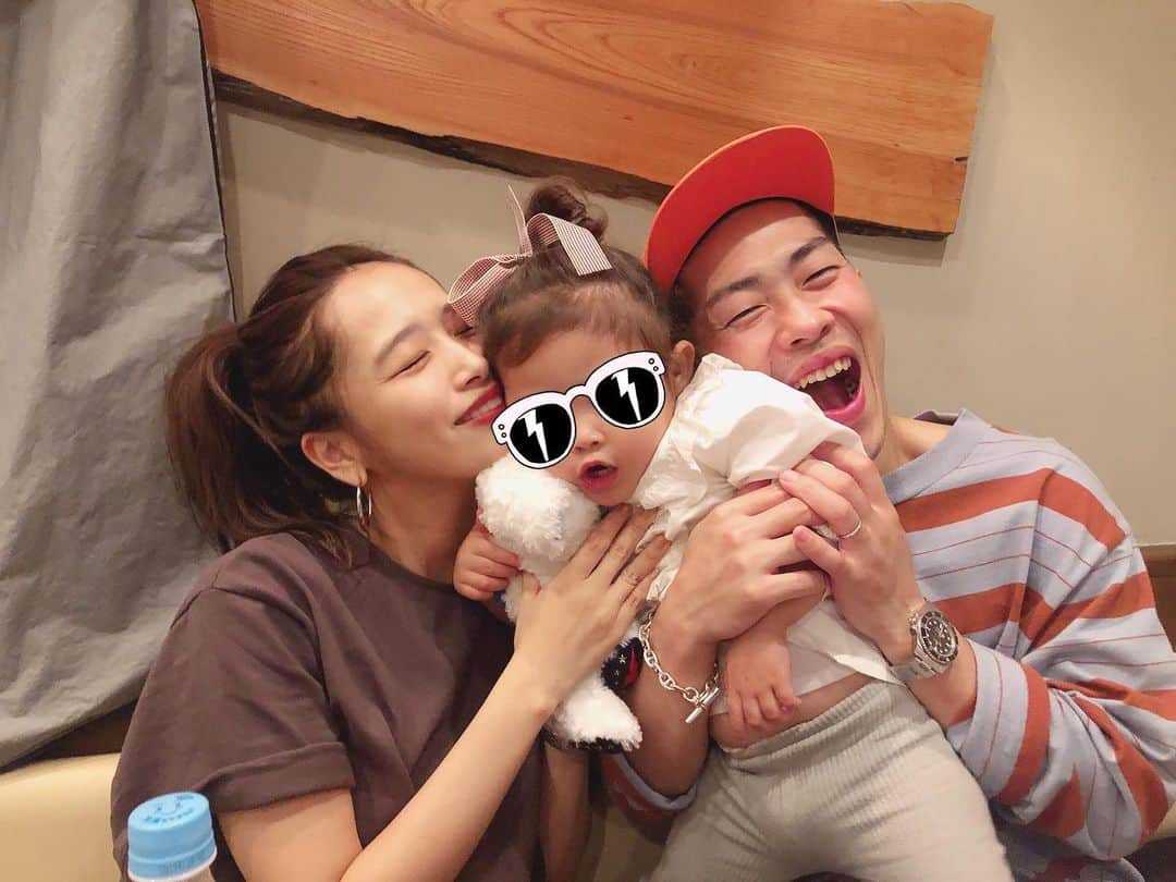 近藤千尋のインスタグラム：「久しぶりに家族揃ったから 写真撮ってもらいました💗 十愛のお腹も出てるし 私髪ボサボサだけど。。笑🤦🏼‍♀️ とっしーいつもありがとう🥰 悪阻中は見るのもダメだったお肉🙅‍♀️ 今は美味しくて幸せでした☺️ 少し寒かったので、 @ajuga.shop の白ブラウス🥰  #オフの日は赤リップでごまかす」