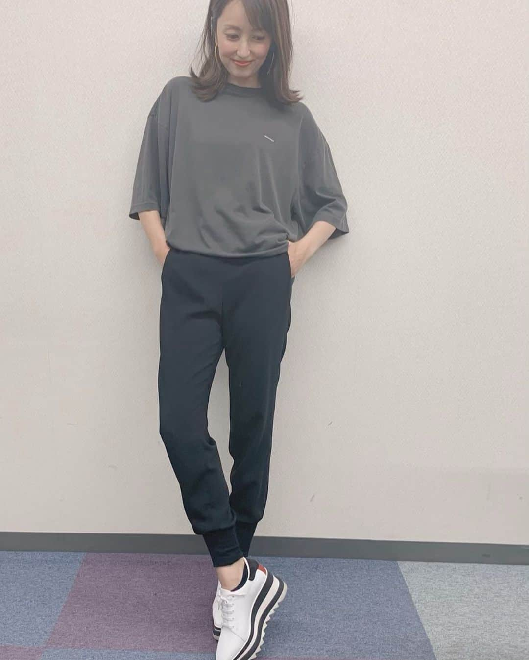 矢田亜希子さんのインスタグラム写真 - (矢田亜希子Instagram)「今日は、長丁場の収録でした！ そして今日の私服は、昨年から引き続き大人気のリブパンツが再入荷いたしました！ぜひチェックしてください！本当に私、毎日のように履いています！ #矢田亜希子 #akikoyada #webalamoda #webalamodabyakikoyada #私服#リブパンツ#バラエティ#バラエティ番組#収録 Tシャツは#balenciaga #バレンシアガ 靴は#stellamccartney #ステラマッカートニー#着まわし抜群」6月7日 20時38分 - akiko_yada