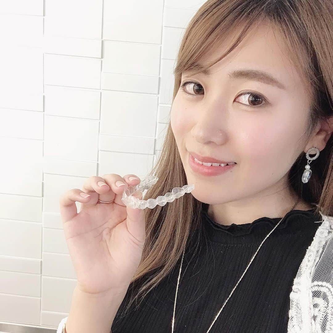 のインスタグラム：「″バレない歯列矯正″ができるインビザラインイベントに行ってきました✨🦷﻿ ﻿ ﻿ イベントではドクターや歯科衛生士さんがいて、インビザラインについての説明が聞けたり、相談ができちゃいます!﻿ ﻿ ﻿ 色々な方の症例写真とマウスピースの変化の工程が並んでいるので、実際の歯列矯正の参考になる👀✨﻿ ﻿ ﻿ 自分の歯並びがきれいになった時のシュミレーションもできますよ🦷☺️(画像参照🔜)﻿ ﻿ ﻿ 私は7ヶ月前くらいからインビザラインを装着していて、ガタガタしていた歯並びが整ってきました🌟﻿ ﻿ ﻿ 透明なマウスピースで取り外しもできるので、見た目が気になる人にもおすすめです😊﻿ ﻿ ﻿ 噛み合わせがよくなることにより、横顔のEラインが綺麗に見えたり、ほうれい線のお悩みや、小顔になるということも期待できたりするので、美容にもおすすめなんですよ😆✨﻿ ﻿ ﻿ 詳しくクリニックのおすすめも教えていただき、紹介特典などもありますので歯列美容など考えている方はDMでお問い合わせいただけたらと思います♬﻿ ﻿ ﻿ ✔️イベントの詳細はこちら﻿ ﻿ ﻿ 📍イベント会場﻿ ヒルズカフェ＠六本木ヒルズ﻿ 東京都港区六本木6-10-1ヒルサイド 2F﻿ https://goo.gl/maps/vq8F4GpS36N3wVD5A﻿ ﻿ ﻿ 🚃最寄り駅﻿ 日比谷線 六本木駅1C番出口より徒歩3分﻿ 大江戸線 六本木駅3番出口より徒歩6分﻿ ﻿ ﻿ 🕐 開催時間﻿ 6/7~6/9﻿ 11:00~19:00﻿ ﻿ ﻿ ぜひ立ち寄ってみると面白いですよ😊🙌✨﻿ ﻿ ﻿ @ClearSmileAcademy﻿ #マウスピース矯正 #インビザライン #歯並び #笑顔 #PR #インビザライン矯正 #インビザライン生活 #インビザライン始めました #美容 #矯正 #歯列矯正 #歯列美容 #歯 #歯列矯正女子 #横顔美人 #beauty﻿」