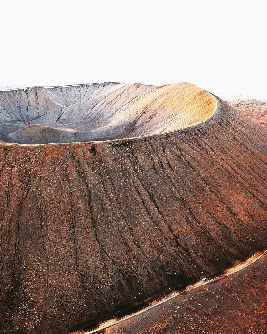 Discover Earthさんのインスタグラム写真 - (Discover EarthInstagram)「There is just something so powerful and fascinating about volcano craters ! Which of these incredible shots do you like the most? 🌋🇮🇸 Share this with someone who will find these shots beautiful ! — 📍#DiscoverIceland — 📸 Photos by @h0rdur」6月7日 20時44分 - discoverearth