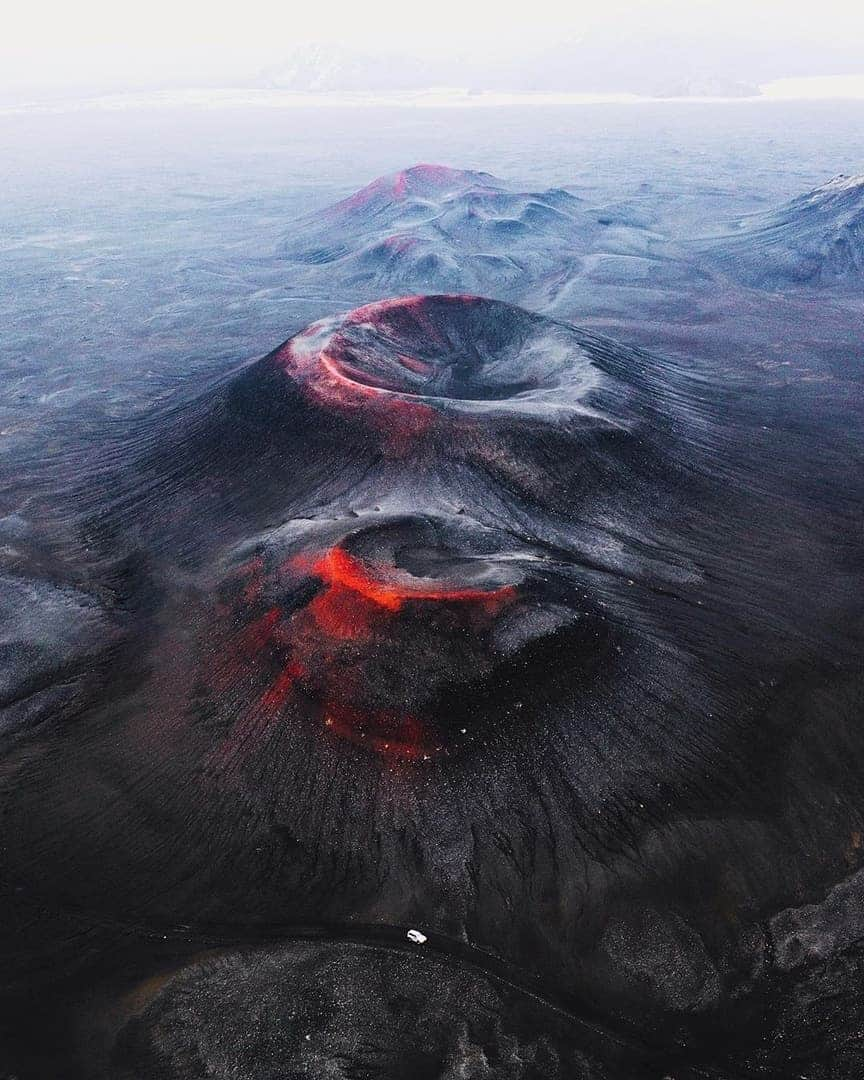 Discover Earthさんのインスタグラム写真 - (Discover EarthInstagram)「There is just something so powerful and fascinating about volcano craters ! Which of these incredible shots do you like the most? 🌋🇮🇸 Share this with someone who will find these shots beautiful ! — 📍#DiscoverIceland — 📸 Photos by @h0rdur」6月7日 20時44分 - discoverearth