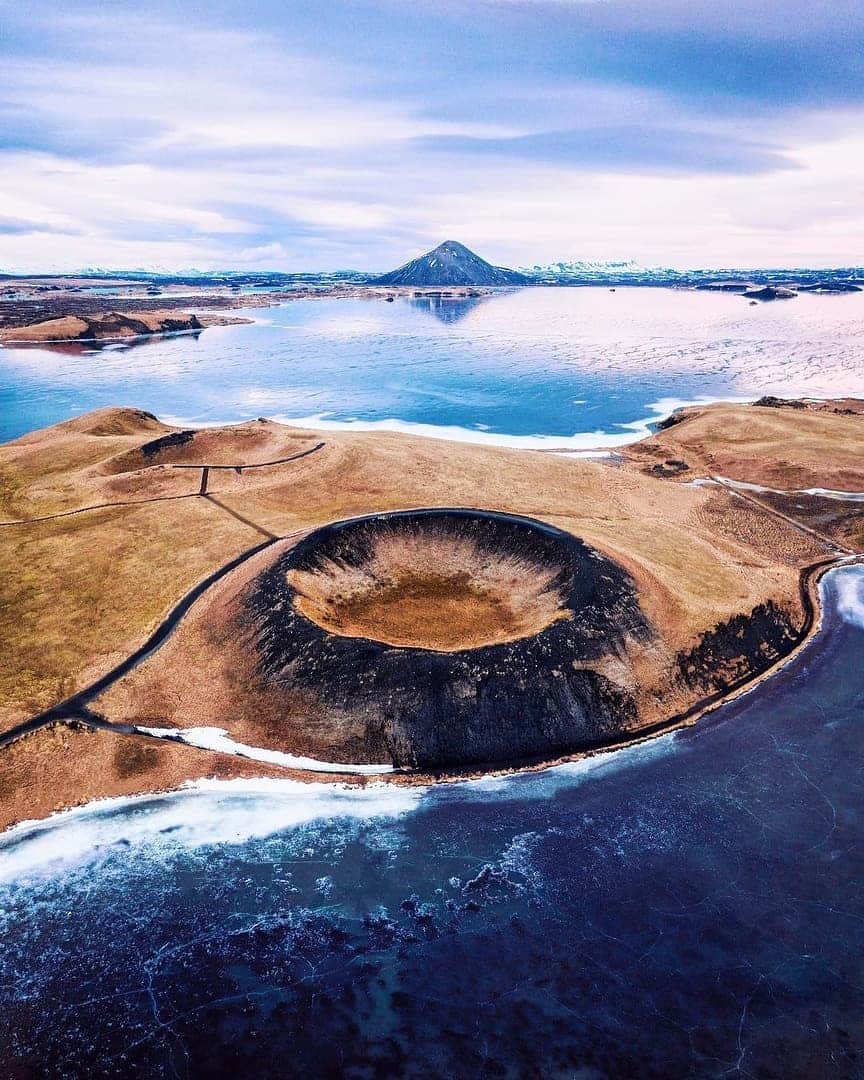 Discover Earthさんのインスタグラム写真 - (Discover EarthInstagram)「There is just something so powerful and fascinating about volcano craters ! Which of these incredible shots do you like the most? 🌋🇮🇸 Share this with someone who will find these shots beautiful ! — 📍#DiscoverIceland — 📸 Photos by @h0rdur」6月7日 20時44分 - discoverearth
