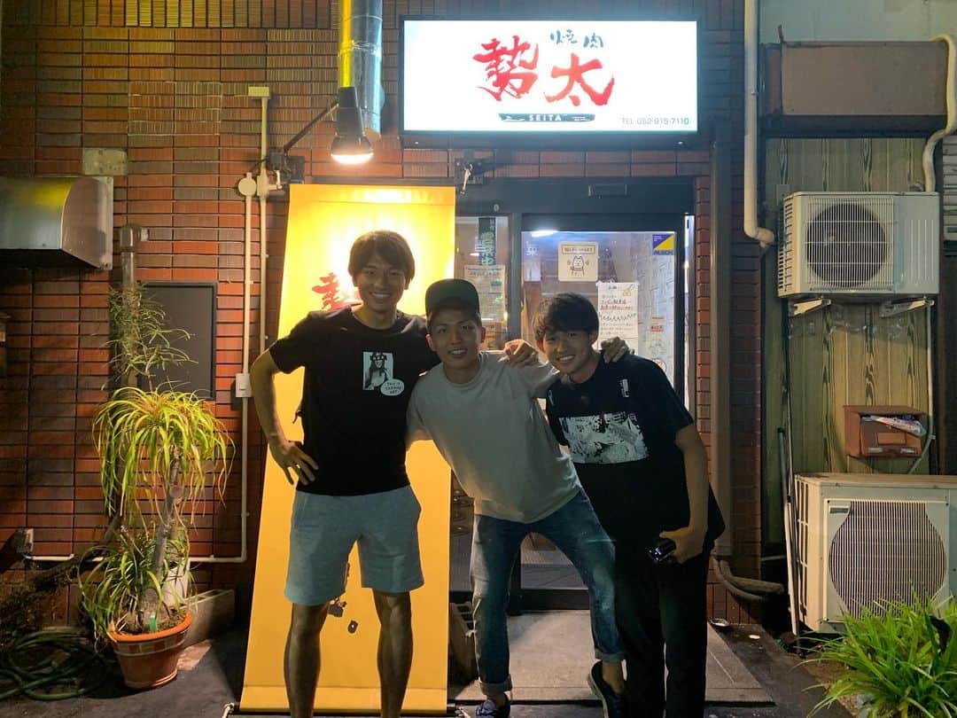 中谷進之介のインスタグラム：「ロシアから西村拓真帰ってきた！！ #ストイックマン #日本帰ってきてからずっと筋トレしてるって #関トレこんな連続でできるタフなやつこいつしか知らない #でもチェスカで初速1番遅いらしい #伸び代 #アスリート能力 #creativelabo」
