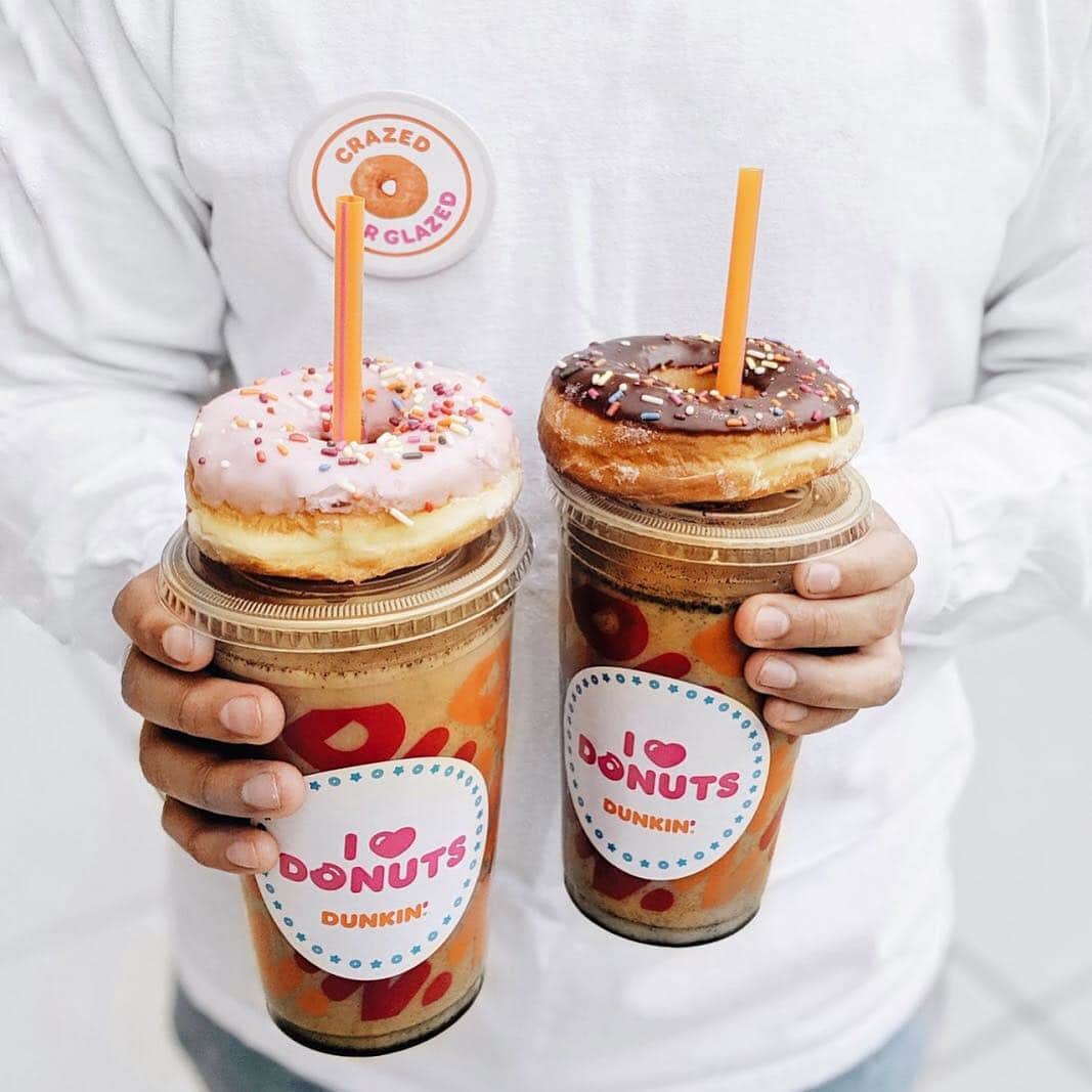 ダンキンドーナツさんのインスタグラム写真 - (ダンキンドーナツInstagram)「One for you, one for me. Rally your friends and #DunkOut to get your FREE donut with any beverage purchase to celebrate #NationalDonutDay today, June 7th!」6月7日 20時45分 - dunkin